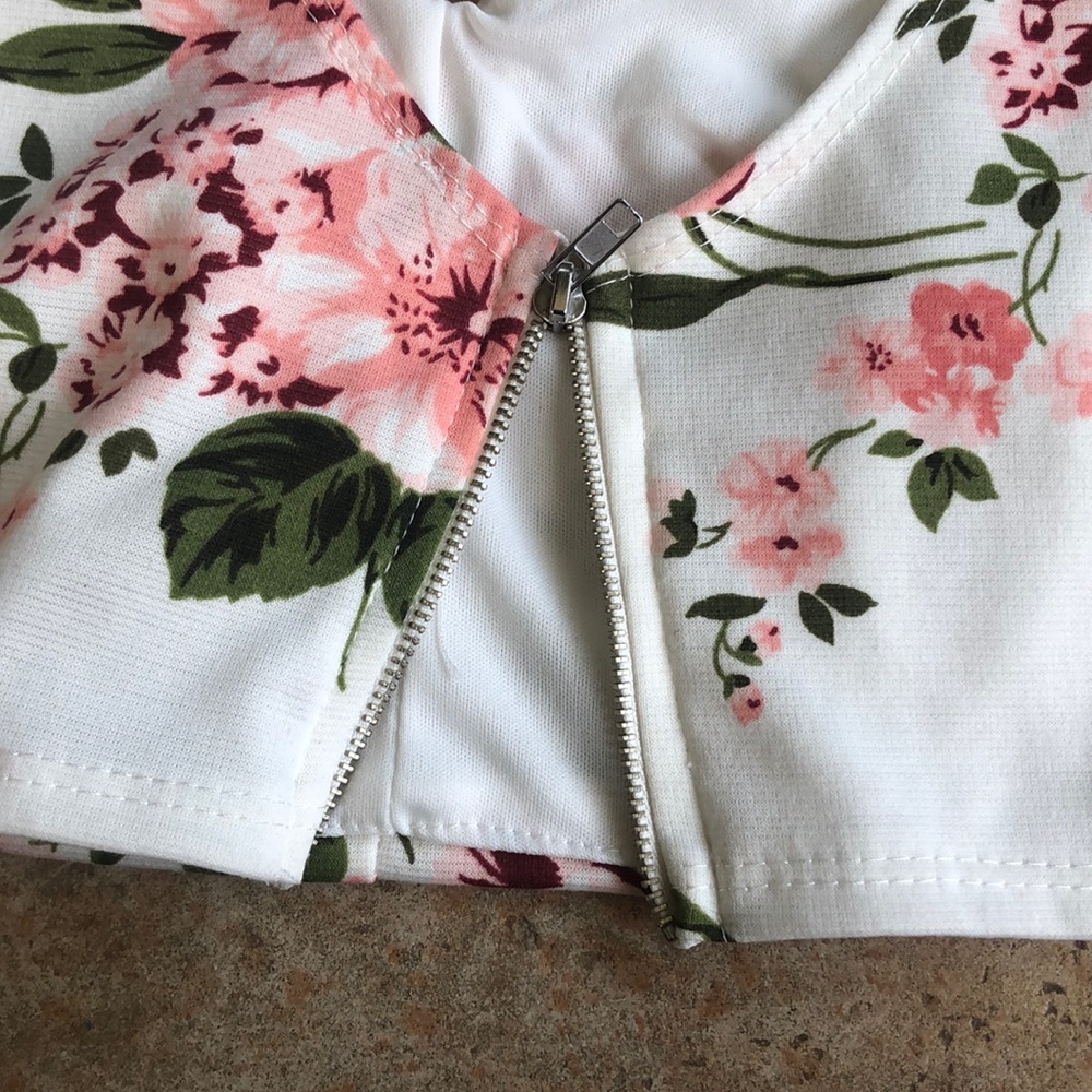 White Floral V neck crop top - Picture 4 of 4